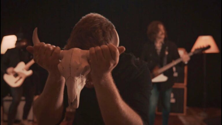 THE UGLY KINGS – The Devil Comes With A Smile (Official Video) | Napalm Records